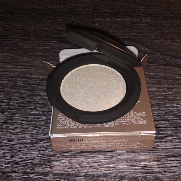 NIB BECCA Vanilla Quartz Shimmering Skin Perfector Pressed Highlighter 0.25oz - Picture 3 of 9
